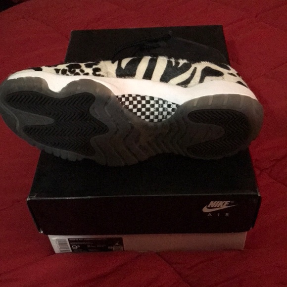 Air Jordan 11 WMNS ANIMAL INSTINCT Size 9.5 - Picture 5 of 8